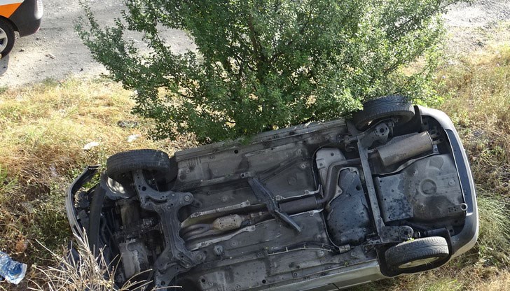 20-годишният шофьор се удря в пътен знак и канавка след несъобразена скорост