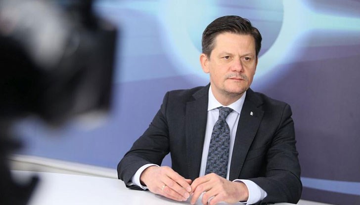 Бившият председател на КЗП призова Мая Манолова да не замесва името му "в нейния евтин политически шантаж и в нейните политически водевили" Бившият председател на КЗП призова Мая Манолова да не замесва името му "в нейния евтин политически шантаж и в нейните политически водевили"