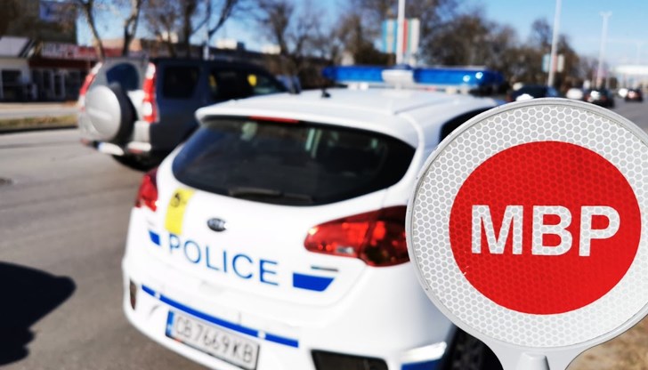 Служителите на МВР са задържани, а в двама от тях са намерени банкнотите, съобщи вътрешният министър Калин Стоянов