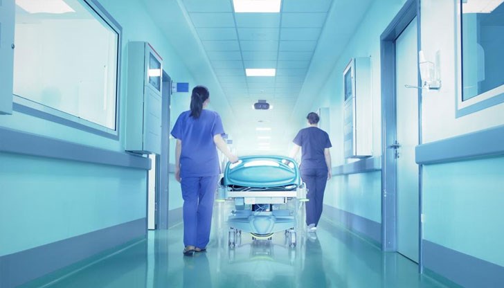 80-годишната жена има контузия на мозъка, фрактура на ребро и фрактура на лява подбедрица