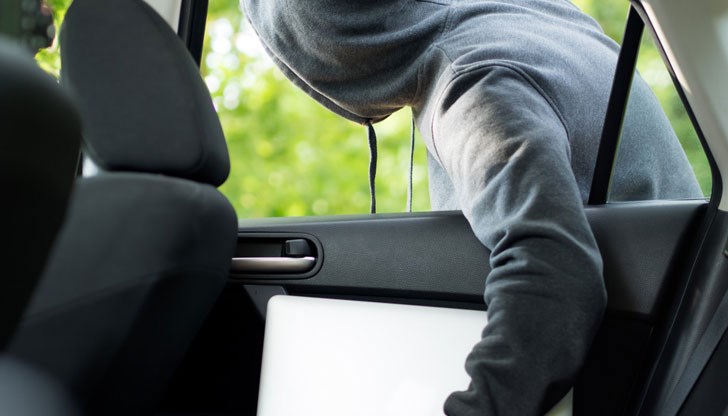 Непълнолетните престъпници са заловени след сигнал за кражба от автомобил Непълнолетните престъпници са заловени след сигнал за кражба от автомобил