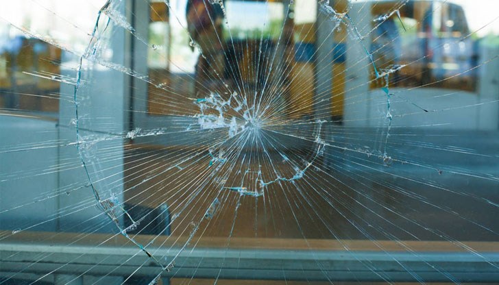 Счупен е стъклопакетът на входната врата на магазина Счупен е стъклопакетът на входната врата на магазина