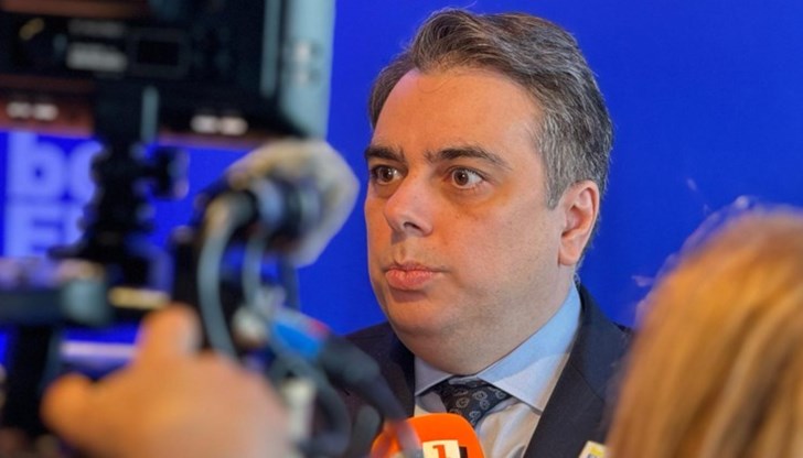 Влизането в еврозоната изисква стабилна политическа среда и редовно правителство, заяви финансовият министър