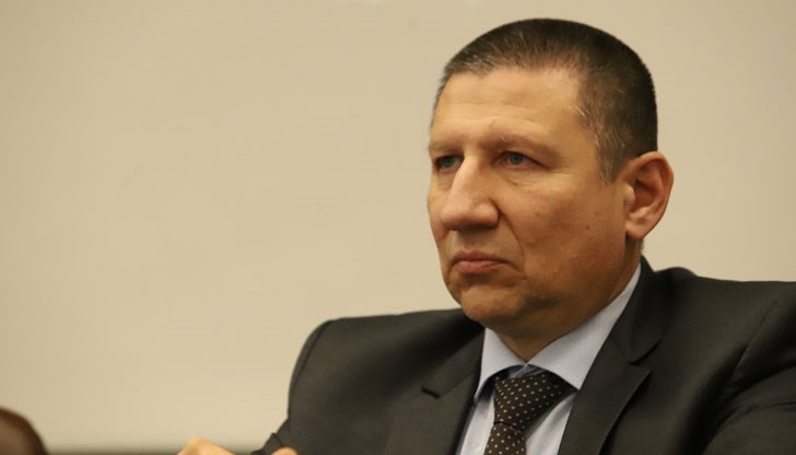 Според свидетеля, това показва, че самоличността му е била разкрита, като той е отправил запитване до различни институции как се е стигнало до това разкриване