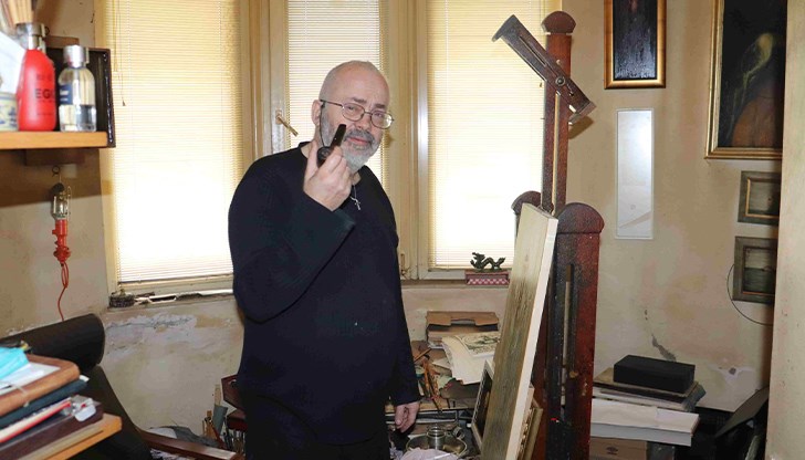 Художникът представя 100 живописни творби, рисунки и страници еротично-анахронистична комикс поема