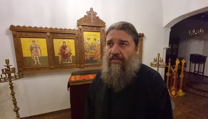 Бившият секретар Вулкан Вулканов размята един фалшив документ, който той сам си го е написал и сам си го е издал от комисията по досиетата, допълни владиката