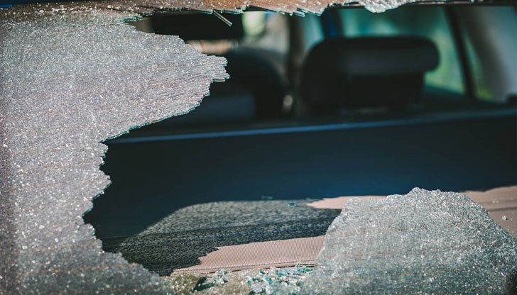Крадците са проникнали в автомобила след като счупили задното обзорно стъкло