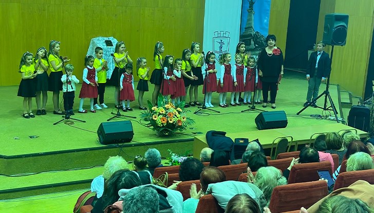 Празничната програма включваше много песни и настроение, свързани с българския дух