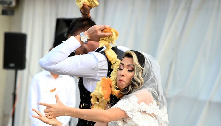 Младото семейство е едно от наградените в конкурса на Община Русе за най-забавна сватбена снимка Младото семейство е едно от наградените в конкурса на Община Русе за най-забавна сватбена снимка