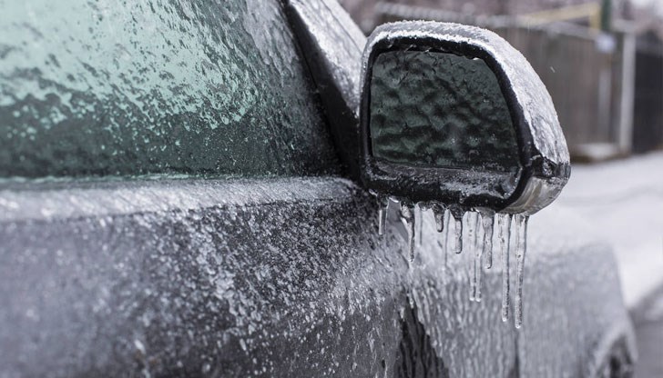Леден дъжд и виелици блокираха пътници във влакове и по пътищата