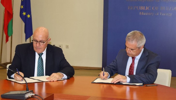 Споразумение подписаха вицепрезидентът на банката Кириакос Какурис и енергийният министър Румен Радев Споразумение подписаха вицепрезидентът на банката Кириакос Какурис и енергийният министър Румен Радев