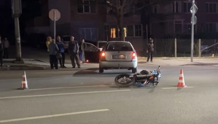 Кола и мотор се сблъскаха