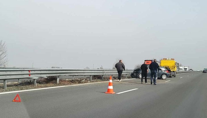 Трафикът се осъществява в една лента