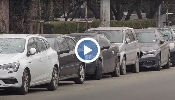 На някои места дори полицейските коли са спрени по тротоарите и улиците в нарушение