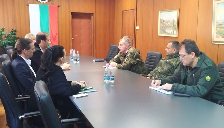 Кметът на Ямбол Валентин Ревански разговаря с началника на отбраната адмирал Емил Ефтимов