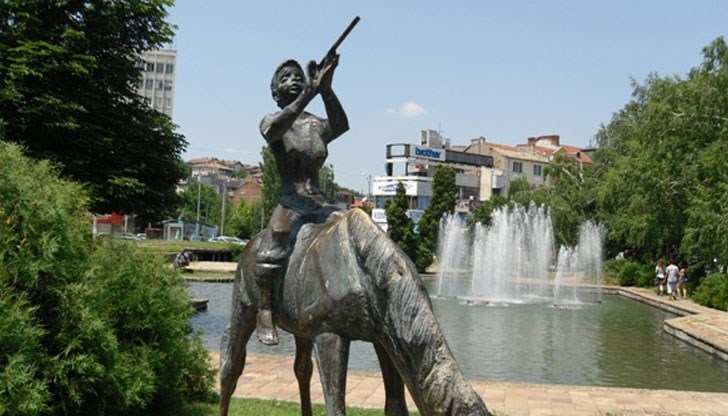 Община Плевен се самосезира по случай с откраднат елемент от скулптурната композиция „Щастливеца“