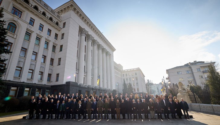 Унищожени са стотици градове и села, милиони украинци са напуснали домовете си, стотици хиляди живеят под окупация