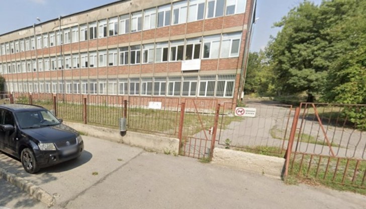 Директорът на Националната гимназия за оптика и прецизна техника в София заяви, че катастрофиралото момче е техен ученик от 12 клас