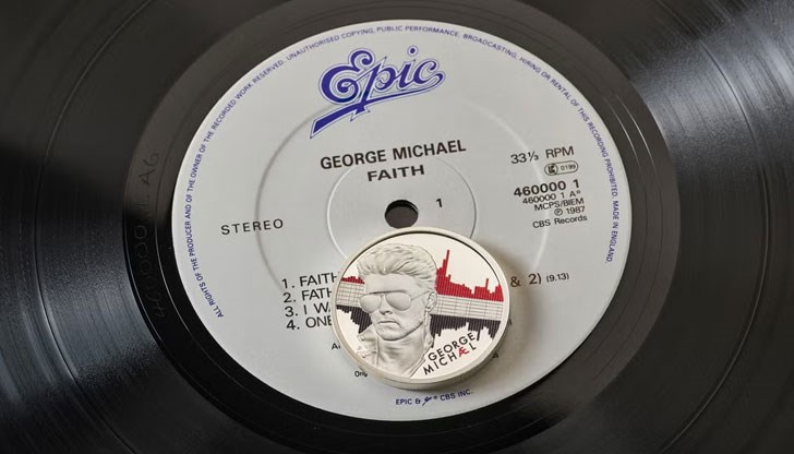 Певецът е изобразен върху монетата с характерните си слънчеви очила