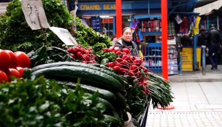 На пазара в Пловдив цената на краставиците варира между 2 и 5 лева, а на доматите от 3 до 6,50 лв.