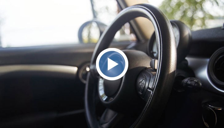 На кадрите се вижда как мъжът задава маршрута