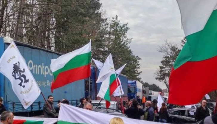 Протестите са заради отхвърления референдум за лева