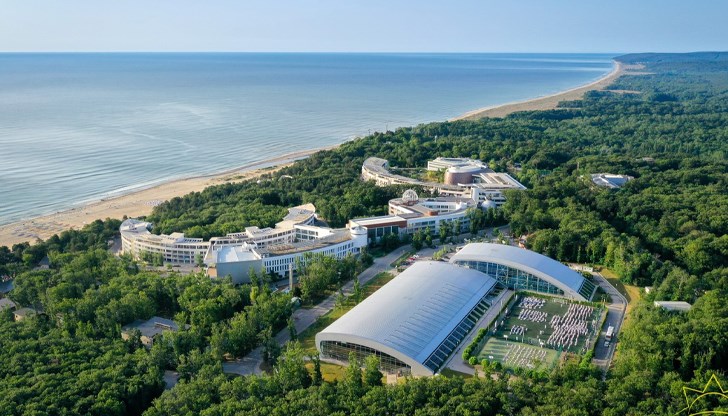 Комплексът включва хотели, детски лагер, учебни и спортни зали, басейн и дори авиокосмически център и е собственост на кметството на Москва Комплексът включва хотели, детски лагер, учебни и спортни зали, басейн и дори авиокосмически център и е собственост на кметството на Москва