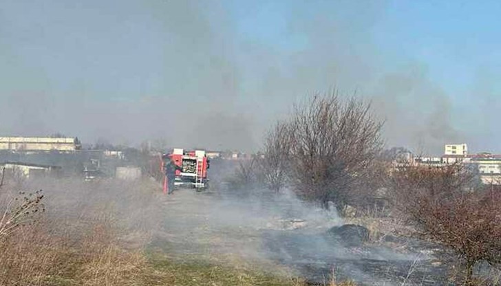 На място са три екипа на пожарната На място са три екипа на пожарната