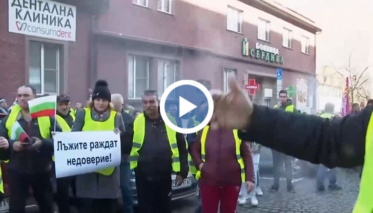 Протестиращите искат оставката на ресорния министър Кирил Вътев
