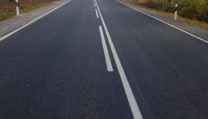 Движението бе ограничено преди разклона за село Езерче заради обърнат камион-цистерна