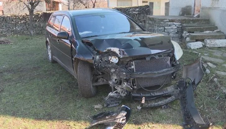 Той се забил в електрически стълб и избягал