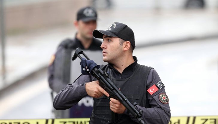 Те са търсени за различни престъпления - убийства, тероризъм и пране на пари