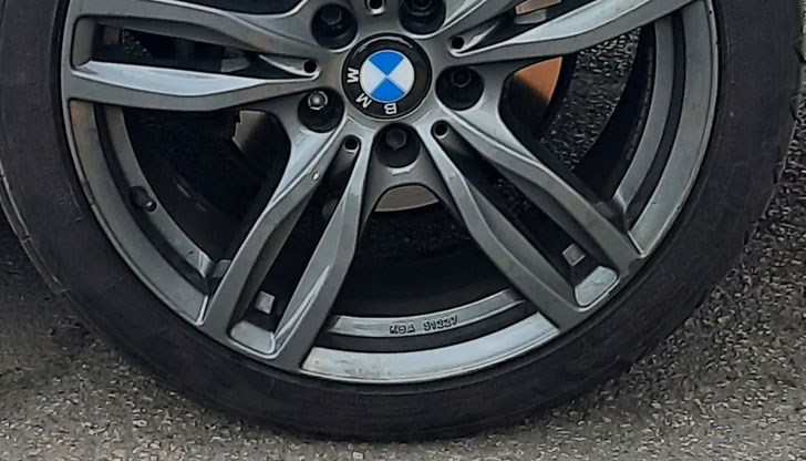 Използван е крик за повдигане на колата Използван е крик за повдигане на колата