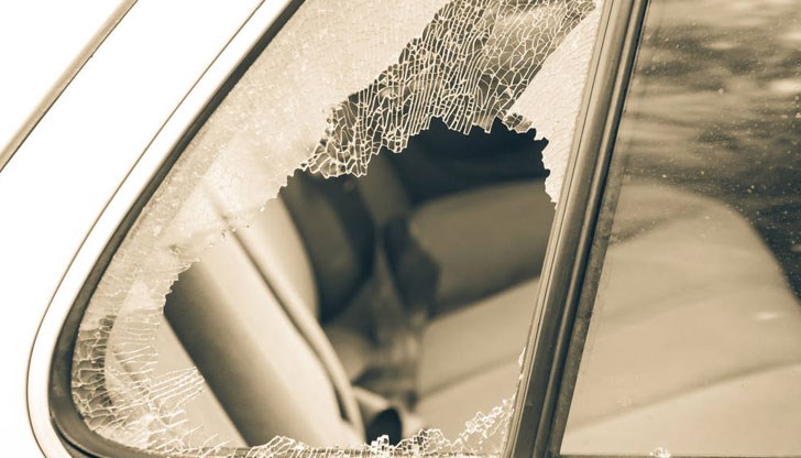 Сблъскали са се лека кола и бус