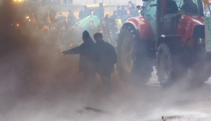 В Брюксел полицията използва водно оръдие, след като фермери хвърляха бутилки и яйца