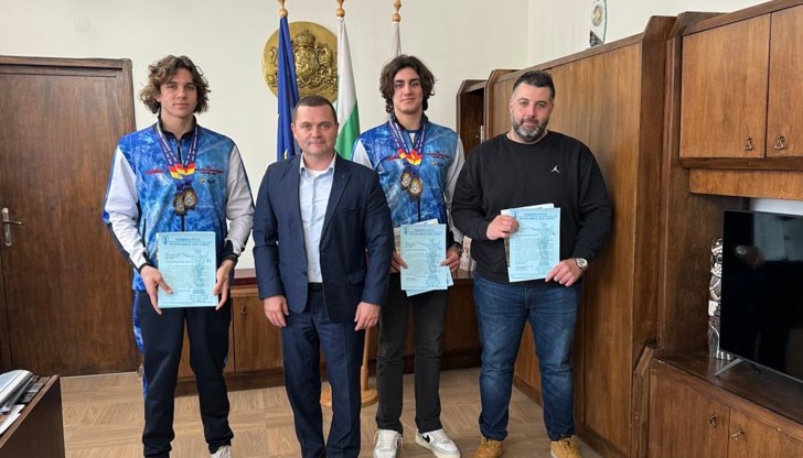 Иван Христов, Тони Анастасов и Михаил Данев бяха отличени от кмета с поздравителен адрес и парична премия