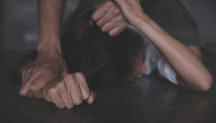 24-годишната жена е с множество кръвонасядания по главата и тялото