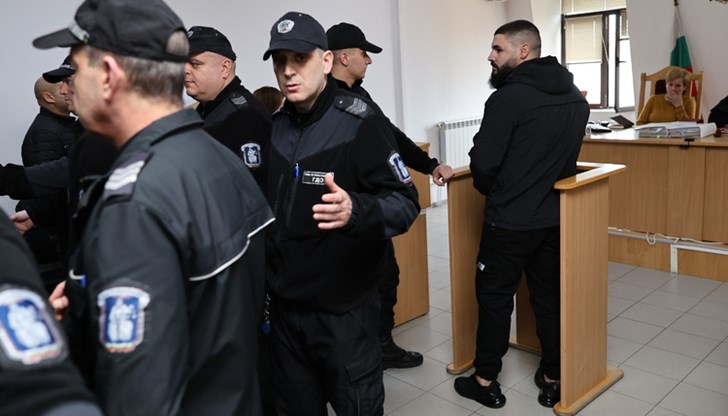 Съдът не разбира как момичето е получило черепно-мозъчната травма, за която е обвинен Георги Георгиев Съдът не разбира как момичето е получило черепно-мозъчната травма, за която е обвинен Георги Георгиев