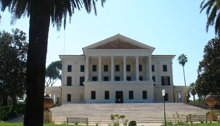 Карло Торлония е стигнал и до физическа агресия, като се е опитал да удуши жена си Карло Торлония е стигнал и до физическа агресия, като се е опитал да удуши жена си