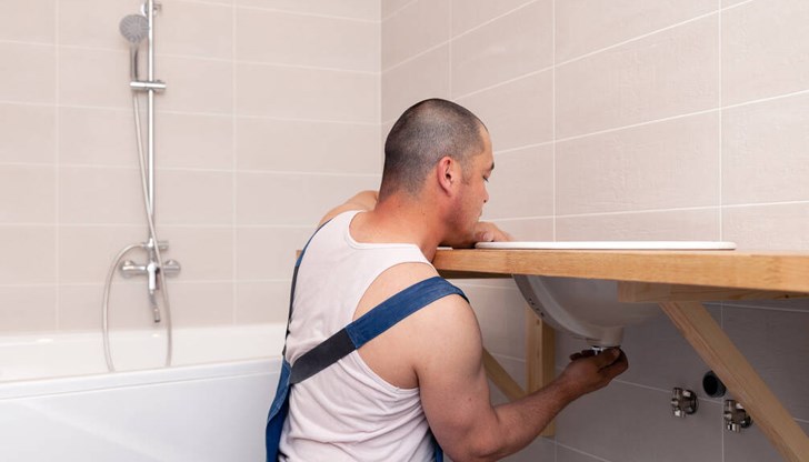 Вниманието ви трябва да бъде насочено първо към "водоизточникът" и канализацията