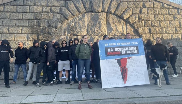 Контрапротестиращи, които бранят символа, с мотив да не се рушат исторически символи обаче блокираха достъпа до паметника