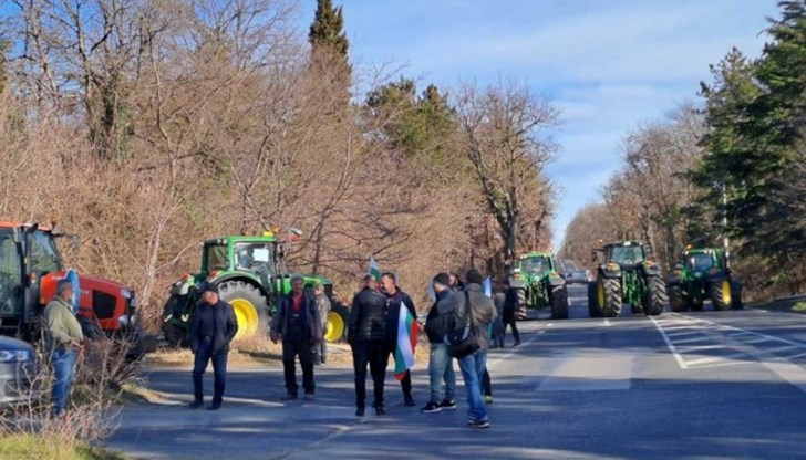 Пътната блокада е до разклона за село Аврен