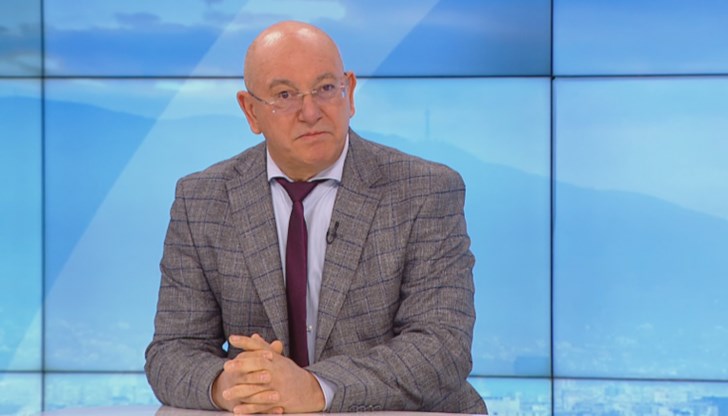 Едно лоби се бие с друго, предстои избор на главен прокурор и започват да се обстрелват едни други, коментира той