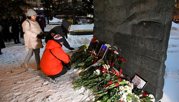 В няколко градове в страната обаче се извиха дълги опашки от руснаци, които положиха цветя пред паметниците на жертвите на политическите репресии