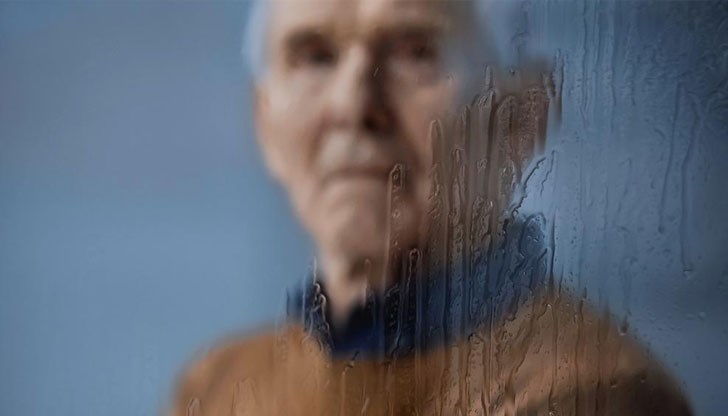 69-годишен потребител със затруднено зрение е подписал анекс към договора си, без да види и разбере какво подписва