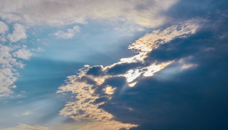 Над западната половина от страната ще бъде предимно слънчево