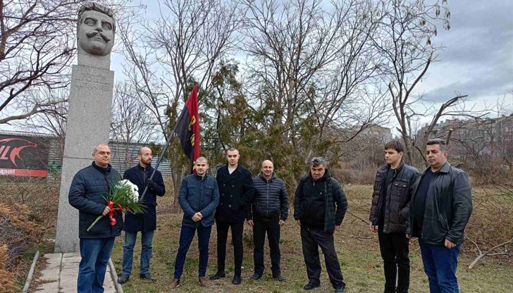 Искрен Веселинов произнесе кратко слово, положени бяха цветя пред паметника на легендарния войвода