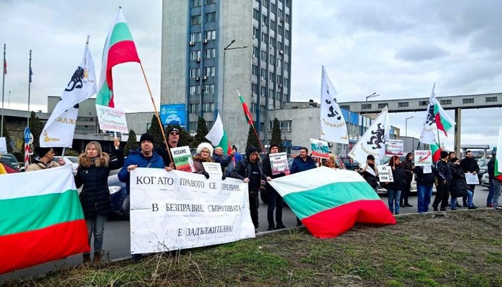 Поводът за недоволството им е отхвърлянето на референдума за запазване на българския лев