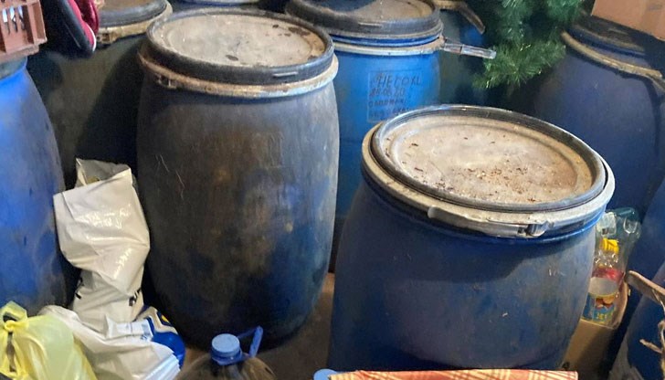 1040 литра алкохол без документи е бил в бидони в избата на имот в село Професор Иширково