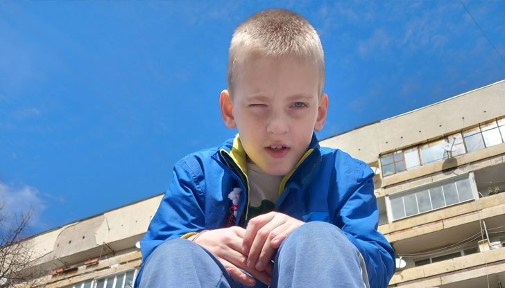 Второкласникът страда от детска церебрална парализа